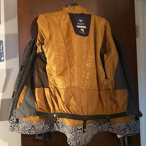 Small Roxy Snow jacket. Gray with black and white patterned sleeves. - Picture 3 of 4